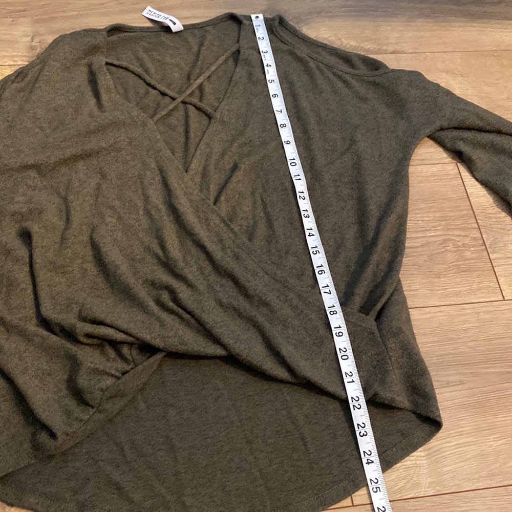 Design Lab cold shoulder sweater - Picture 9 of 9